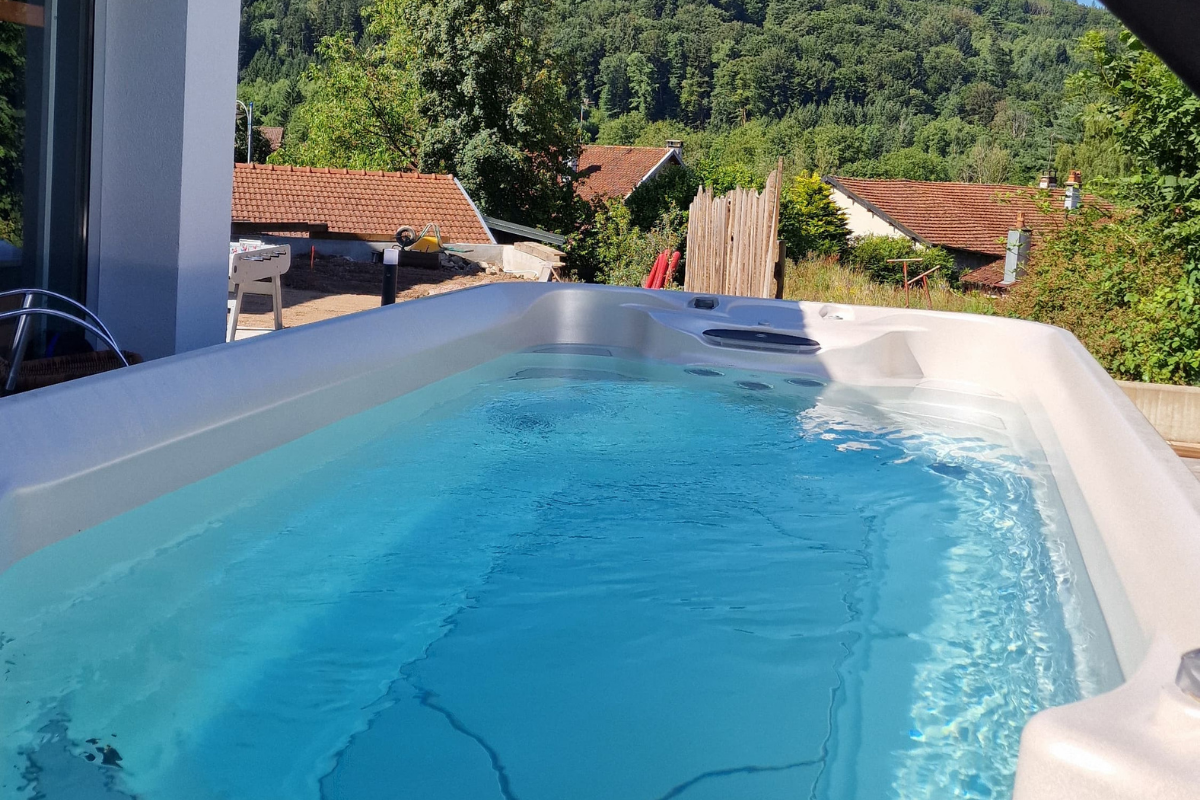 Spa de nage extérieur avec vue sur les collines vosgiennes