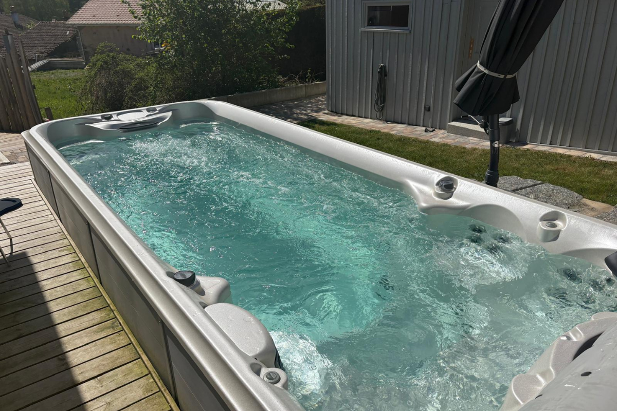 Spa de nage extérieur au bord du jardin du domaine