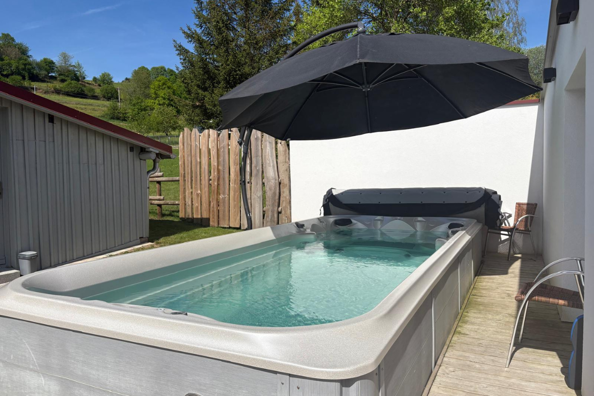Spa de nage à contre-courant extérieur du Domaine
