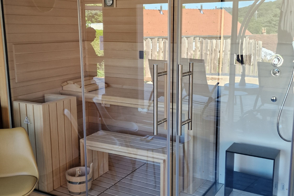 Sauna en bois clair et douche hammam