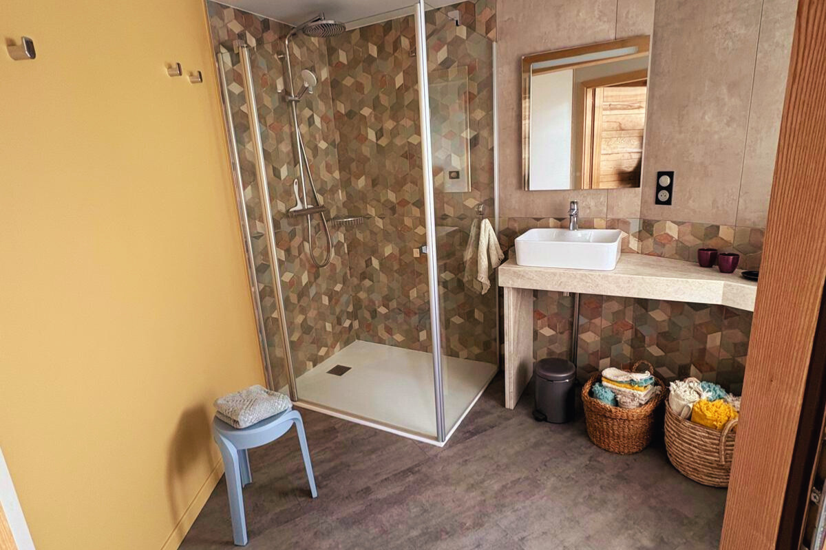 Salle d'eau accessible avec douche à l'italienne