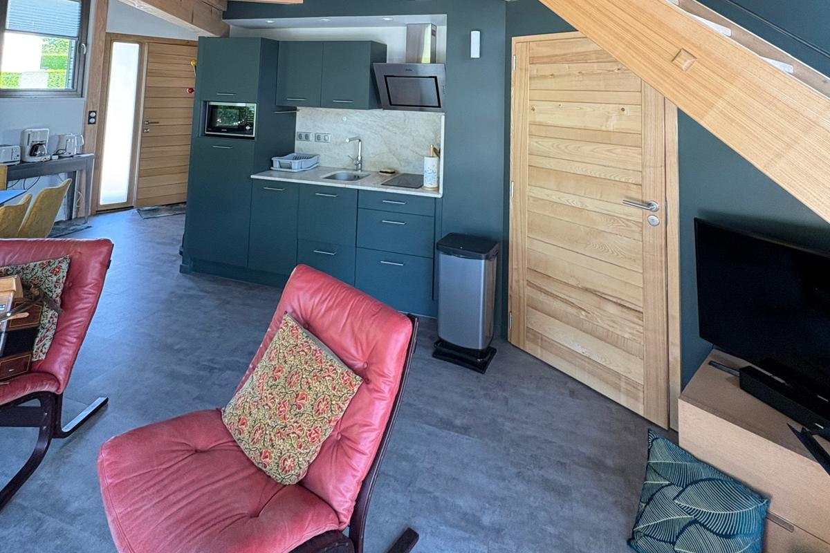 Intérieur douillet d'un chalet dans les Vosges, parfait pour se détendre.