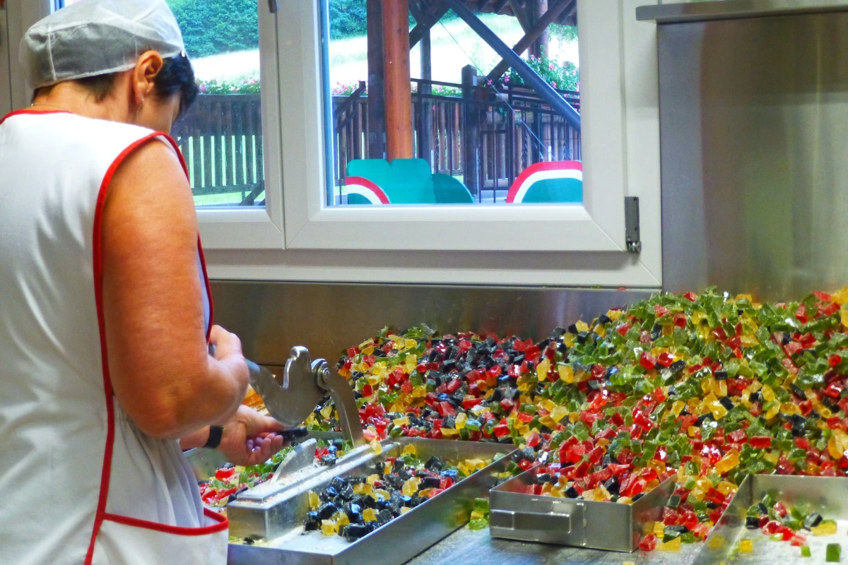 Famille visitant la Confiserie des Hautes-Vosges, une activité gourmande et éducative.