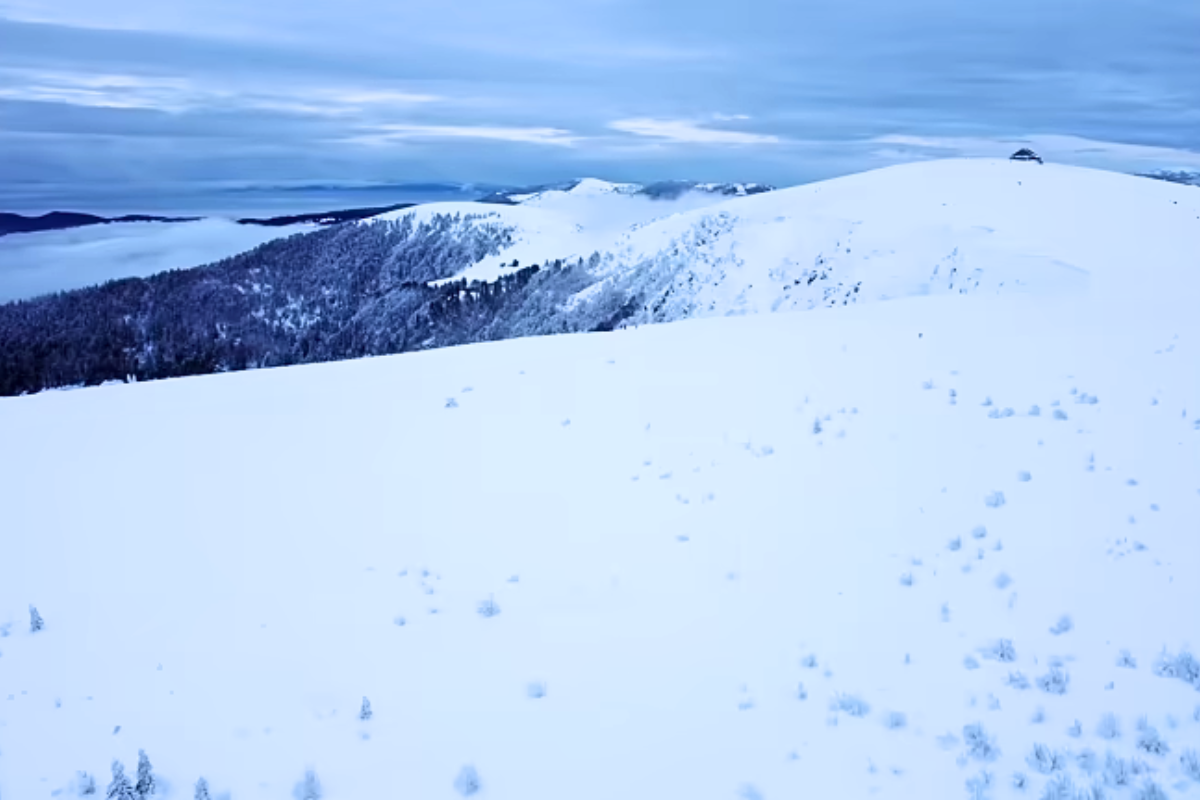Paysage d'hiver du col du Hohneck dans les Vosges, avec de la neige.