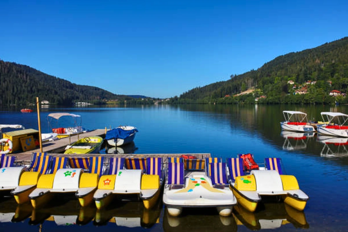 Pédalos sur le lac de Gérardmer en été, activité nautique familiale dans les Vosges.
