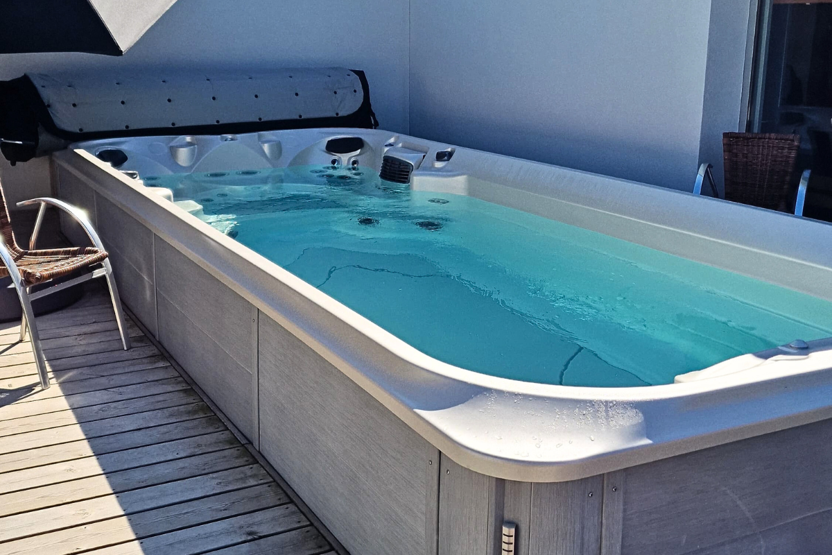 Piscine chauffée à contre-courant d'un gîte de luxe dans les Vosges.