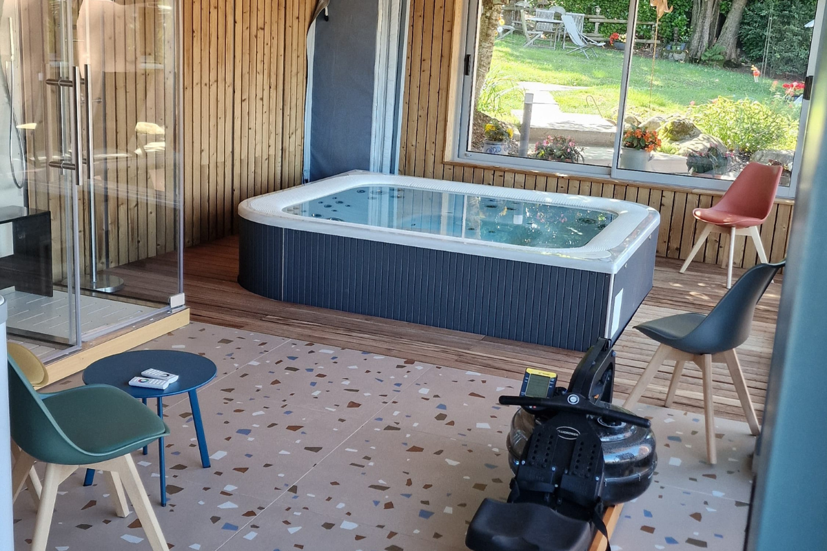 espace wellness vosges jacuzzi, un jacuzzi moderne et spacieux dans un environnement calme.