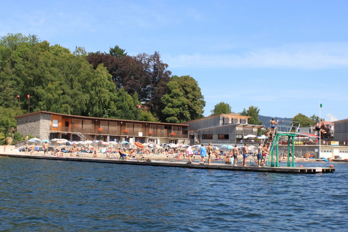 Bassins intérieurs du Centre Aquatique de Gérardmer, une attraction de loisirs pour toute la famille quand il pleut.
