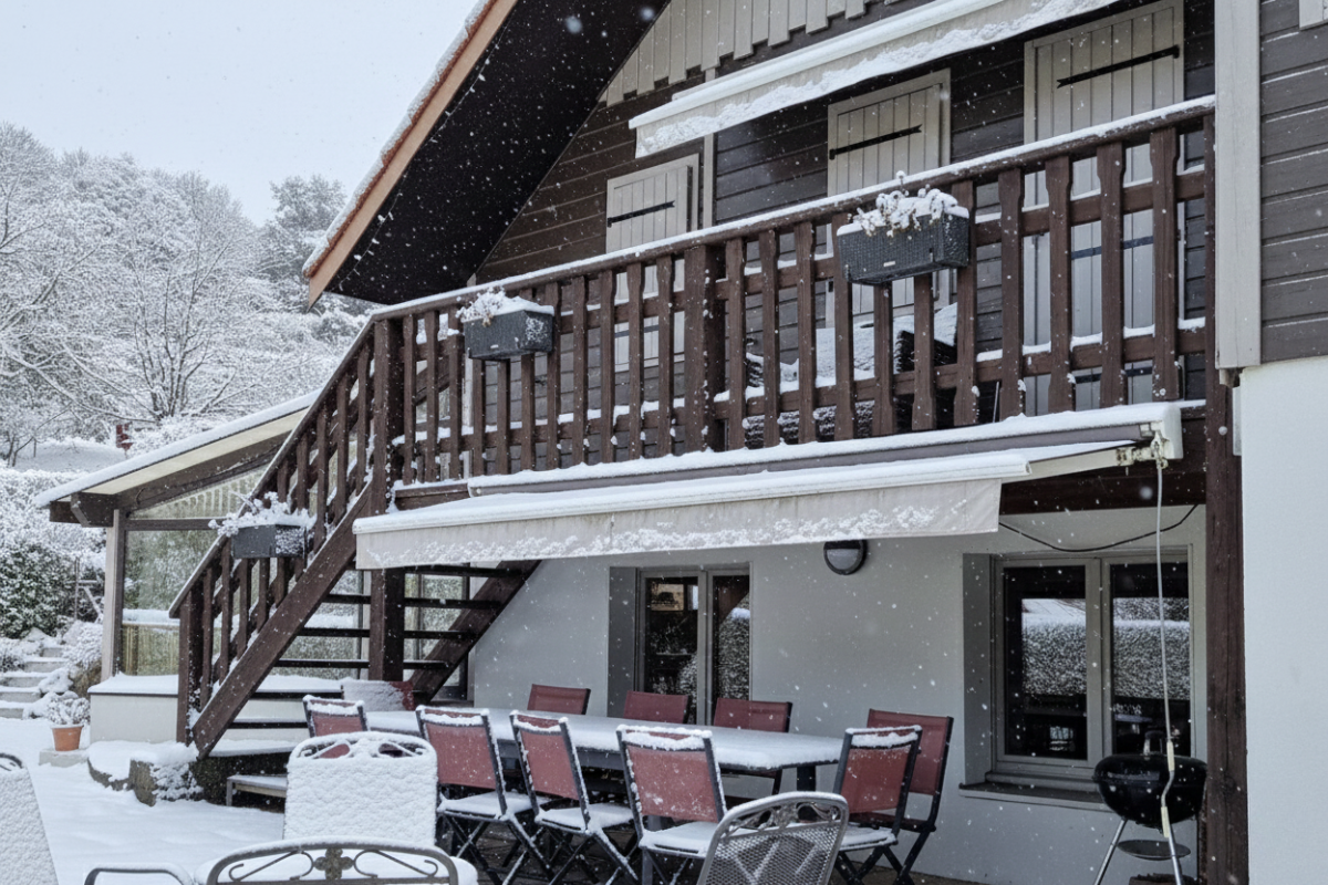 Vue extérieure du gîte de luxe "Le Chalet" du Domaine de la Répandise sous la neige, ambiance hivernale à Laveline-du-Houx.