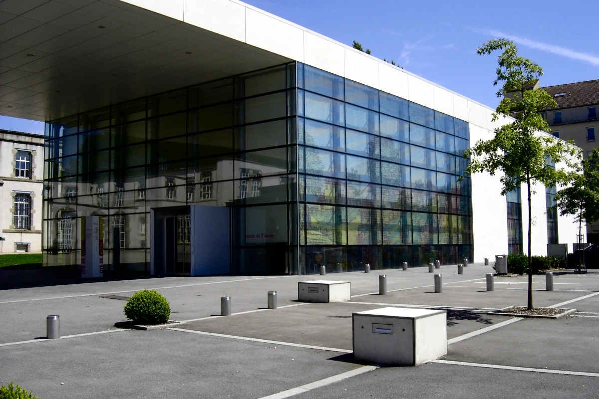 Façade du Musée de l'Image d'Épinal, une activité culturelle incontournable quand il pleut dans les Vosges.
