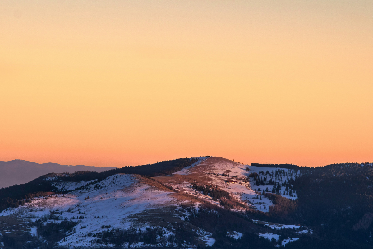 Vue aérienne des gîtes de luxe du Domaine de la Répandise nichés dans le Massif des Vosges enneigé.
