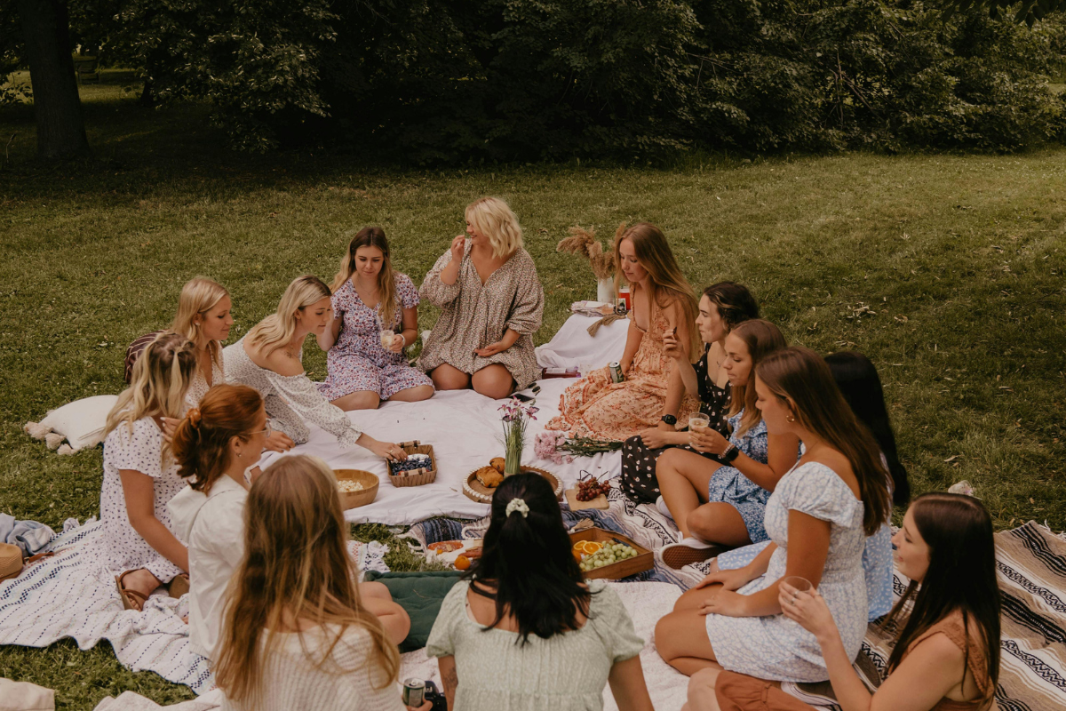 Séance de bain de forêt (sylvothérapie) guidée dans les Vosges pour un groupe d'EVJF nature.