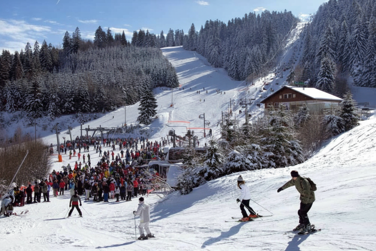 Vue de la station de ski de Gérardmer en hiver, montrant la forte affluence et les pistes très fréquentées les weekends.