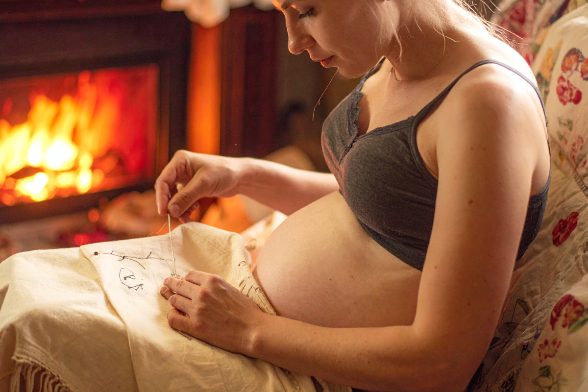 Intérieur spacieux et confortable d'un chalet du Domaine de la Répandise, idéal pour le cocooning et le Babymoon Vosges.