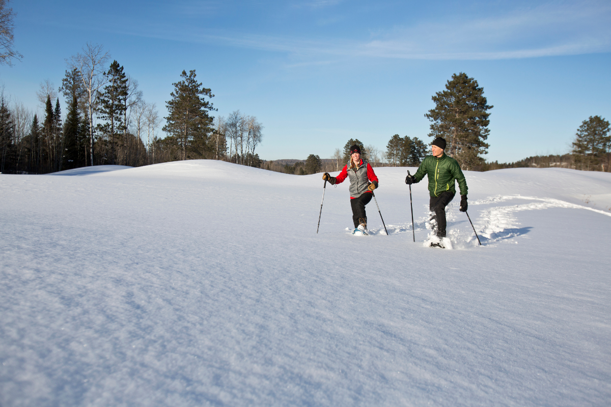 Randonneurs en raquettes profitant d'un sentier isolé et enneigé dans la Vallée de la Vologne, loin de la foule de Gérardmer.