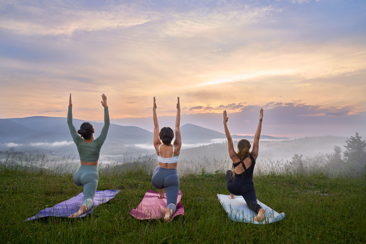 Séance de yoga en forêt pour un EVJF zen dans le Massif des Vosges, activité bien-être et nature.
