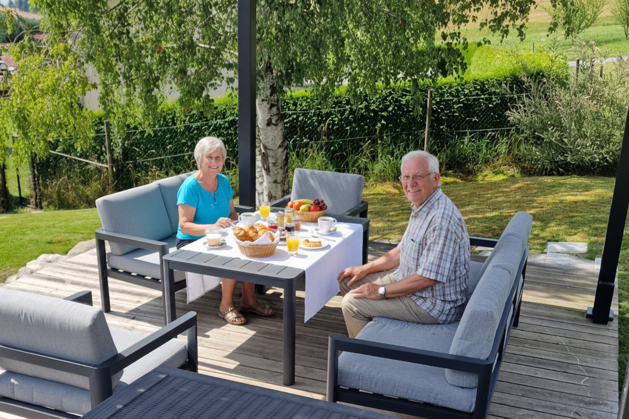 Retraités prenant leur petit-déjeuner sur le salon de jardin sous le soleil, profitant du calme matinal des Vosges.