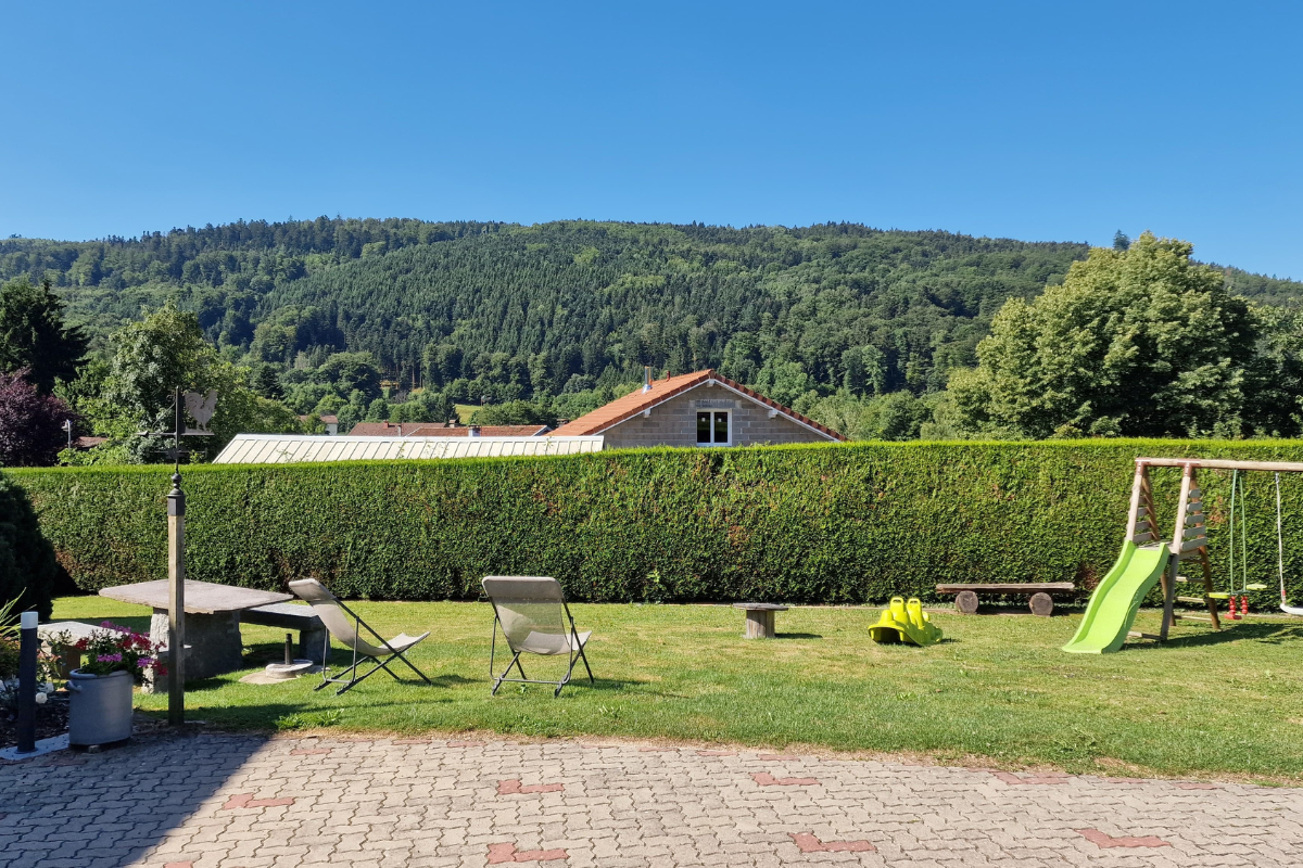 Vue panoramique du Domaine de la Répandise et des sommets vosgiens, gîte de groupe idéal à Laveline-du-Houx.