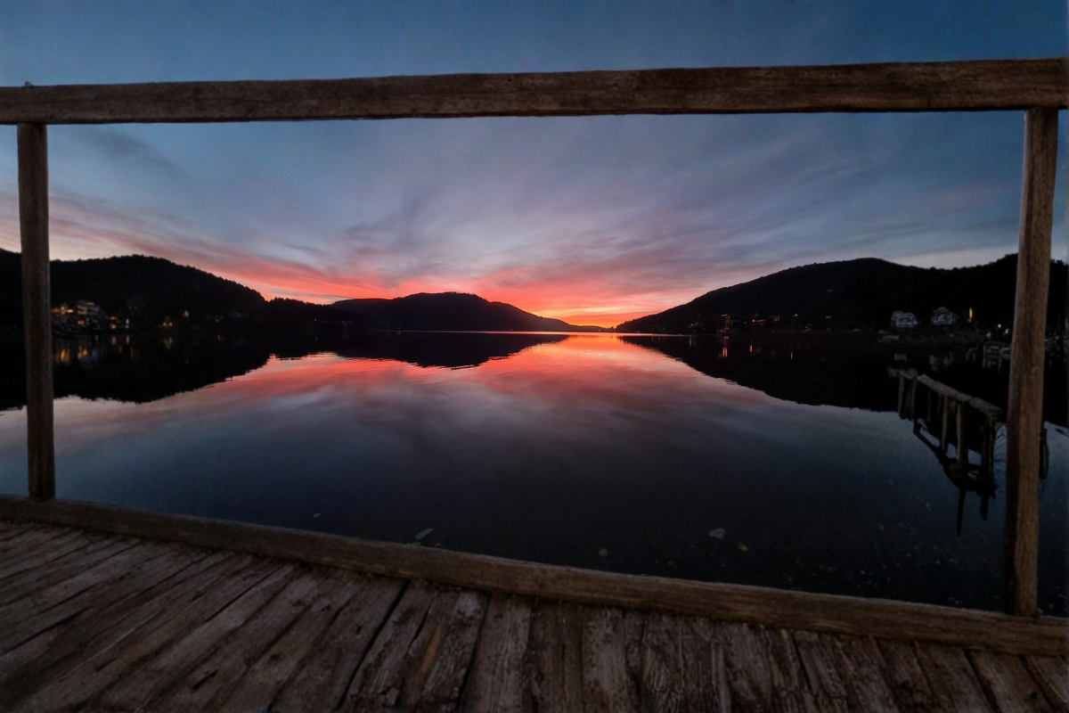 Lac de Gérardmer au coucher du soleil avec reflets