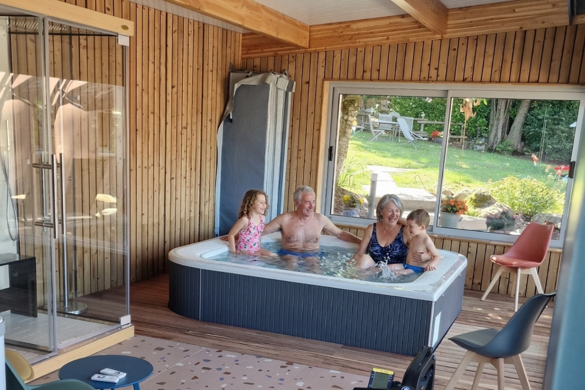 Façade du gîte avec spa et jacuzzi au Domaine de la Répandise, ambiance cocooning et nature.