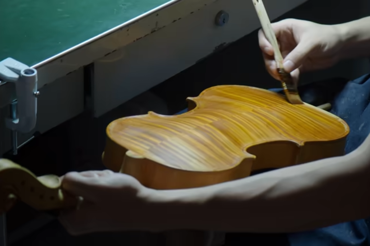 Artisan luthier à son établi à Mirecourt, capitale française de la lutherie et de l'archèterie.