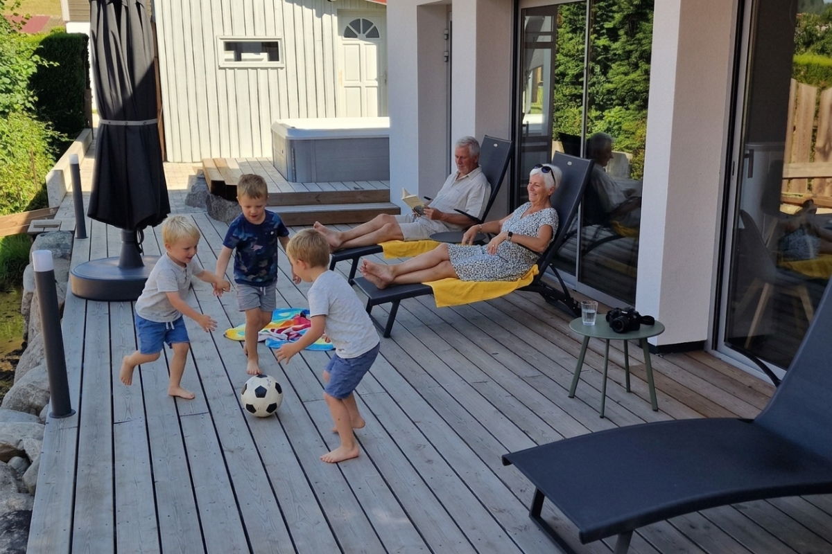 Grands-parents et petits-enfants heureux en vacances en famille dans les Vosges