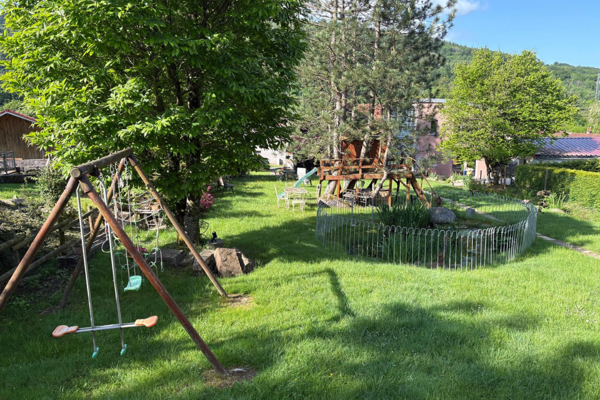 Panorama sur le jardin arboré et les montagnes vosgiennes depuis le Domaine de la Répandise.