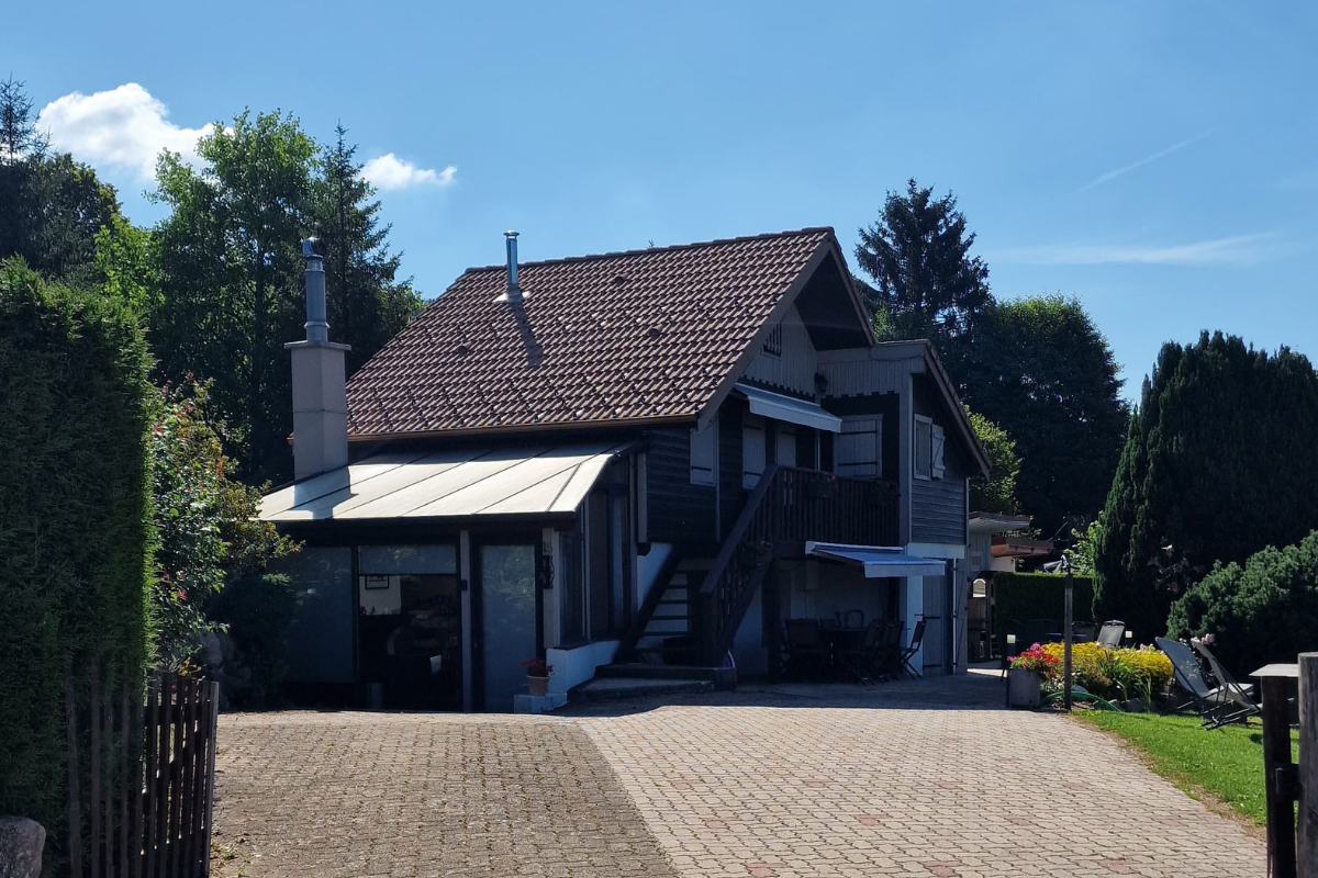 Gîte de caractère au Domaine de la Répandise : chalet en bois traditionnel avec vue sur les montagnes.