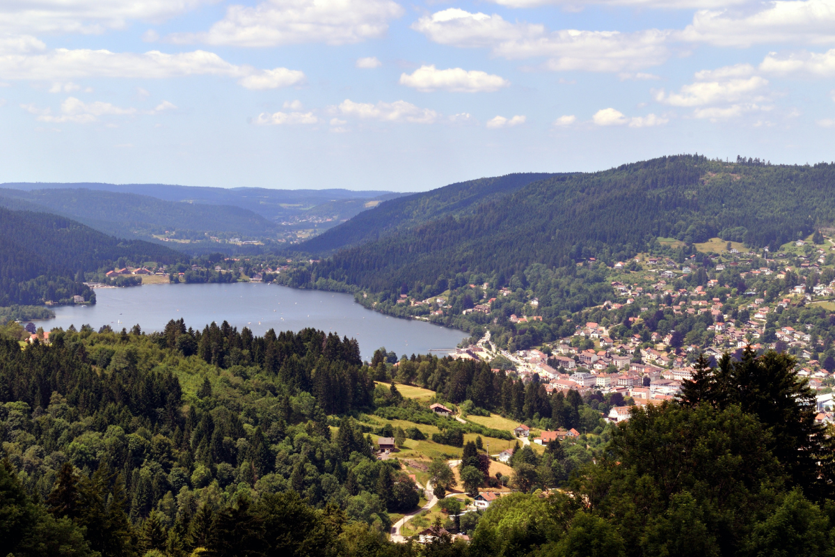 Vue panoramique du Lac de Gérardmer, surnommé la perle des Vosges, à proximité de nos gîtes.