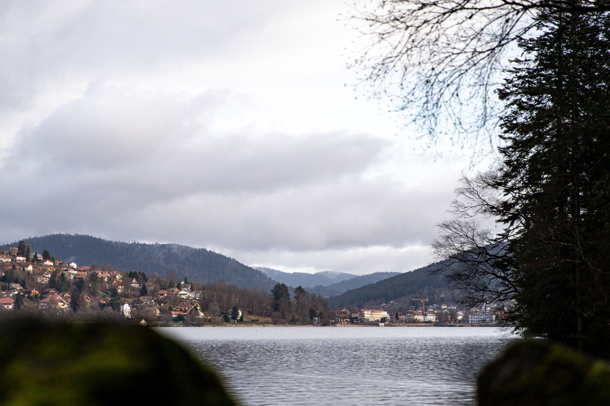 Le lac de Gérardmer, à 16 km : randonnée, calme et grand air toute l'année.