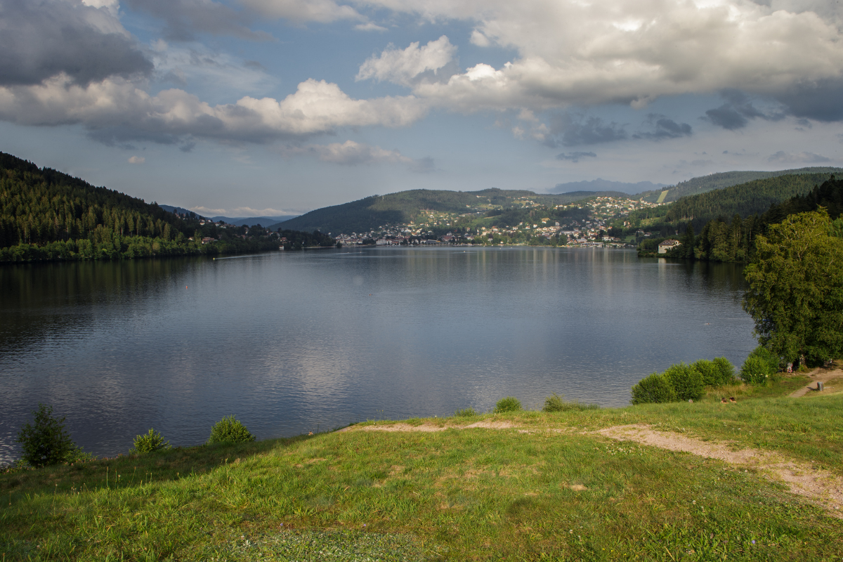Vue sur le lac de Gérardmer depuis un balcon de chalet vosgien